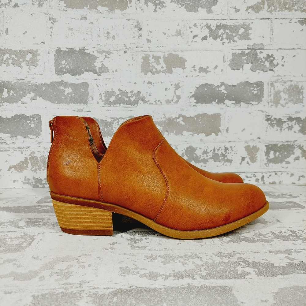 NEW B.O.C. by Born Lucy Notched Topline Block Heel Bootie i1017 - Picture 6 of 11
